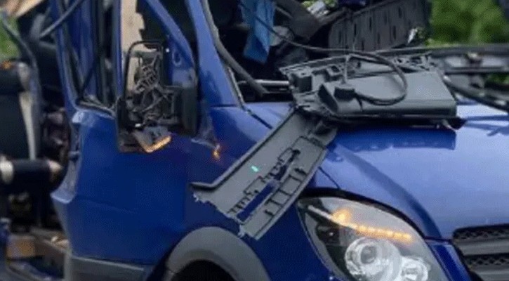 Ukrayna’da sivillere İHA saldırısı 1 Rus ordusunun Ukrayna'nın Sumy bölgesine düzenlediği insansız hava aracı saldırısında bir minibüs hedef alındı.