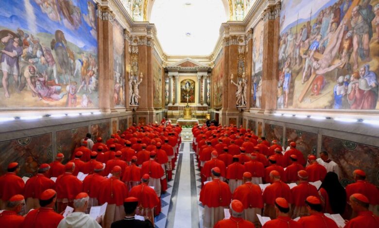 Katolik dünyası, Papa Francis’in ardından seçilecek 267. papa için Sistina Şapeli’nde toplanan kardinal seçmenlerin kararını bekliyor.