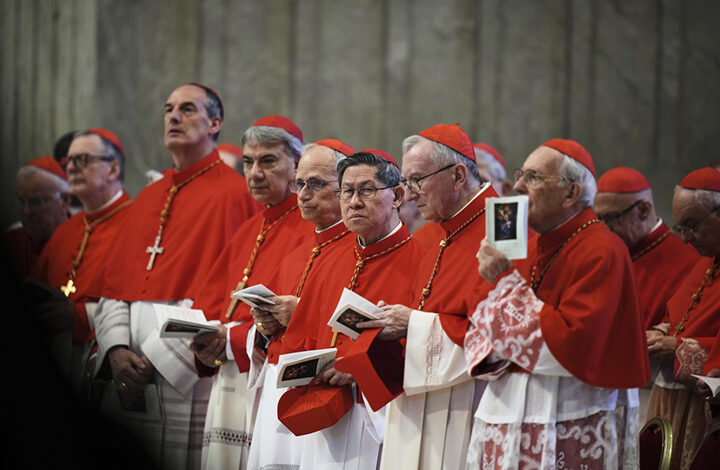 Katolik dünyası, Papa Franciscus’un halefini belirlemek için gözünü Vatikan’a çevirdi. Papa seçimiyle ilgili süreç 7 Mayıs Çarşamba günü başlayacak