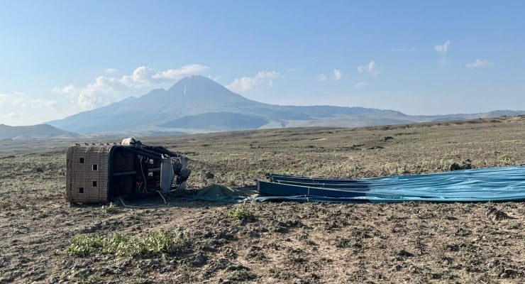 Aksaray’da sıcak hava balonu kazası: 1 kişi öldü 1 Aksaray'da havalanan iki sıcak hava balonu, Gözlükuyu bölgesine sert iniş yaptı. Kazada balon pilotu yaşamını yitirirken, 19 turist yaralandı.