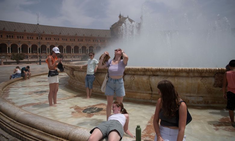 Avrupa'yı etkisi altına alan aşırı sıcak hava dalgası orman yangınlarını tetiklerken İzmir'de bazı evler zarar gördü
