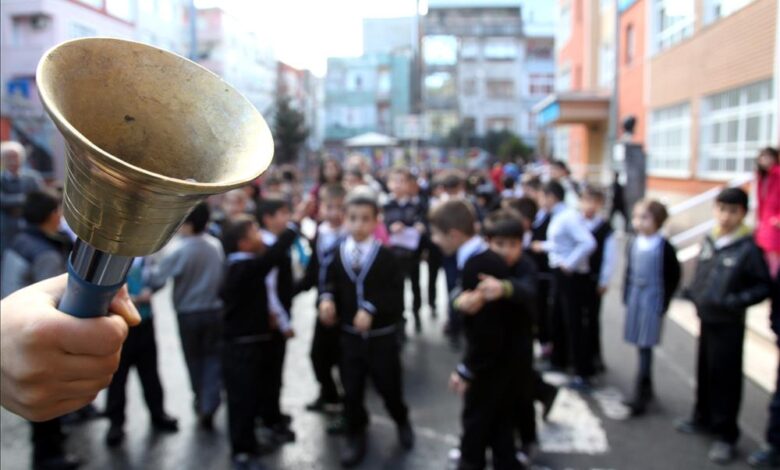 Bayramdan sonra okul var mı? 6 Öğrenciler ve veliler, Kurban Bayramı tatili sonrası okulların erken kapanıp kapanmayacağını merak ediyor. Yaz tatili bayram tatiline mi eklenecek?