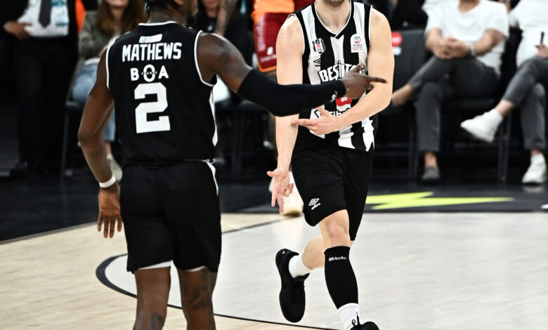 Galatasaray ilk maçta olduğu gibi faul çizgisinde problem yaşarken Beşiktaş Fibabanka, yarı finalde Anadolu Efes'in rakibi oldu