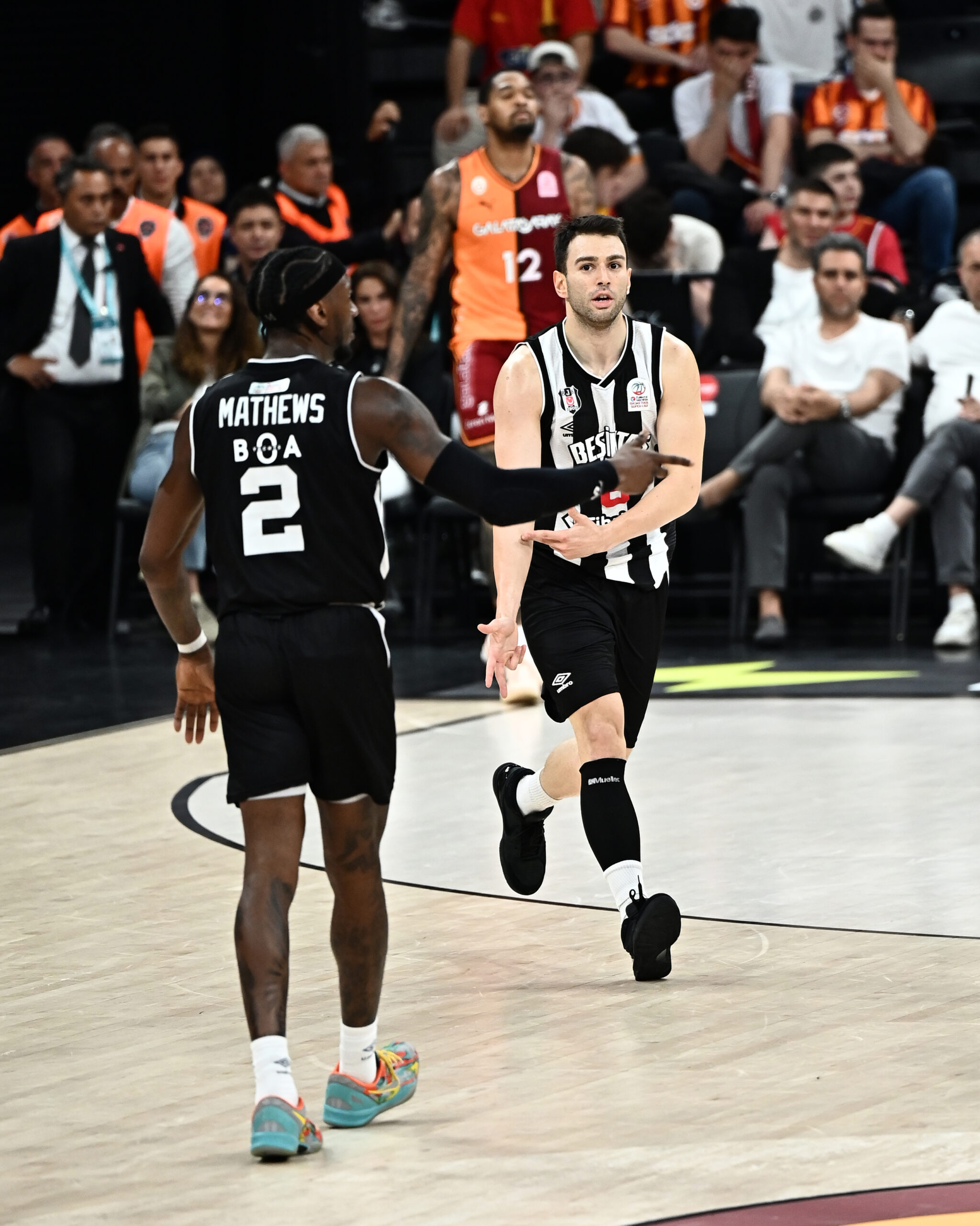 Galatasaray ilk maçta olduğu gibi faul çizgisinde problem yaşarken Beşiktaş Fibabanka, yarı finalde Anadolu Efes'in rakibi oldu