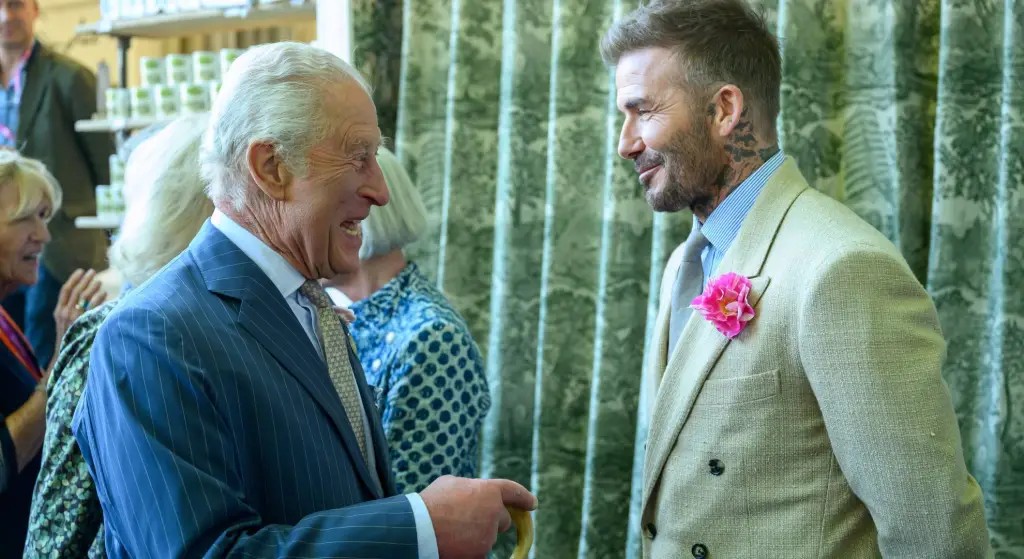 David Beckham’a şövalyelik yolu açılıyor! 1 David Beckham, kariyerini noktalamasının ardından sadece spor dünyasında değil, İngiltere kraliyet çevrelerinde de etkileyici bir figüre dönüştü.