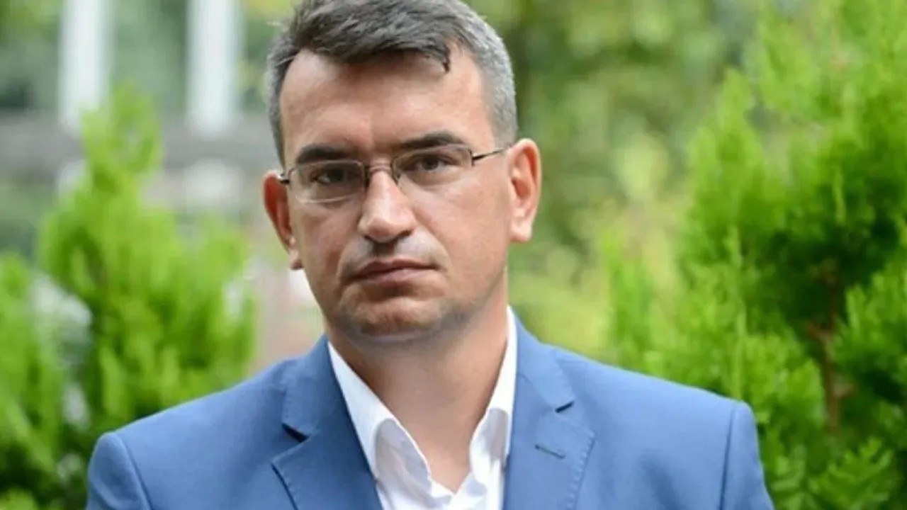 DEVA Partili Metin Gürcan’a 16 yıl 8 ay hapis 1 Eski asker ve DEVA Partisi Kurucu Üyesi Metin Gürcan, gizli bilgi temin etmek suçundan hapis cezasına çarptırıldı.