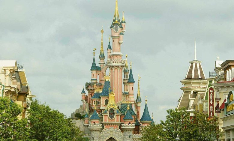 Fransa Paris'te bulunan Disneyland Paris’te hafta sonu düzenlenen özel bir etkinlik, sahte düğün şüphesiyle soruşturmaya dönüştü. Cumartesi