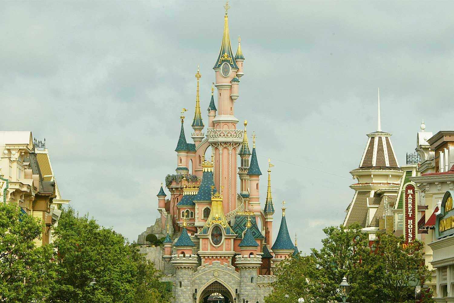 Fransa Paris'te bulunan Disneyland Paris’te hafta sonu düzenlenen özel bir etkinlik, sahte düğün şüphesiyle soruşturmaya dönüştü. Cumartesi
