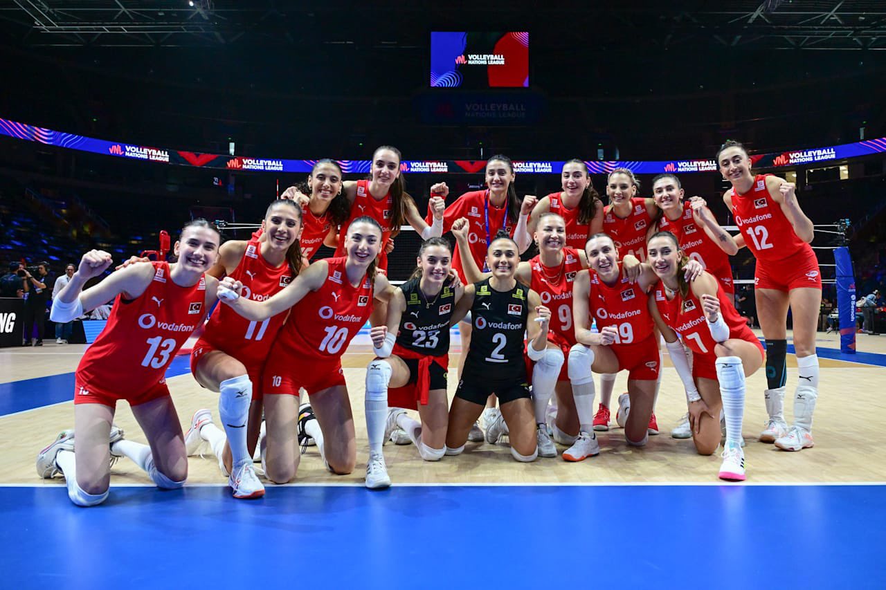 Filenin Sultanları rakip tanımıyor 1 Filenin Sultanları olarak anılan A Milli Kadın Voleybol Takımı, FIVB Milletler Ligi'nde Fransa'nın ardından Tayland'ı da devirdi