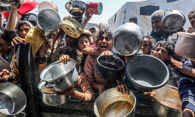 İsrail ordusunun Gazze’de insani yardım bekleyen Filistinlilere ateş açtığı bildirildi. Olayda en az 12 kişi hayatını kaybetti.