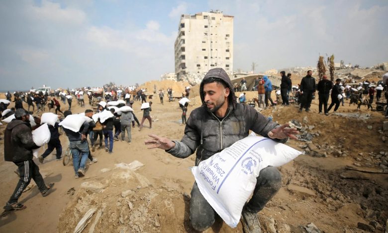 İsrail ordusu, Gazze’de yardım dağıtım noktaları çevresinde bekleyen sivilleri hedef aldı.