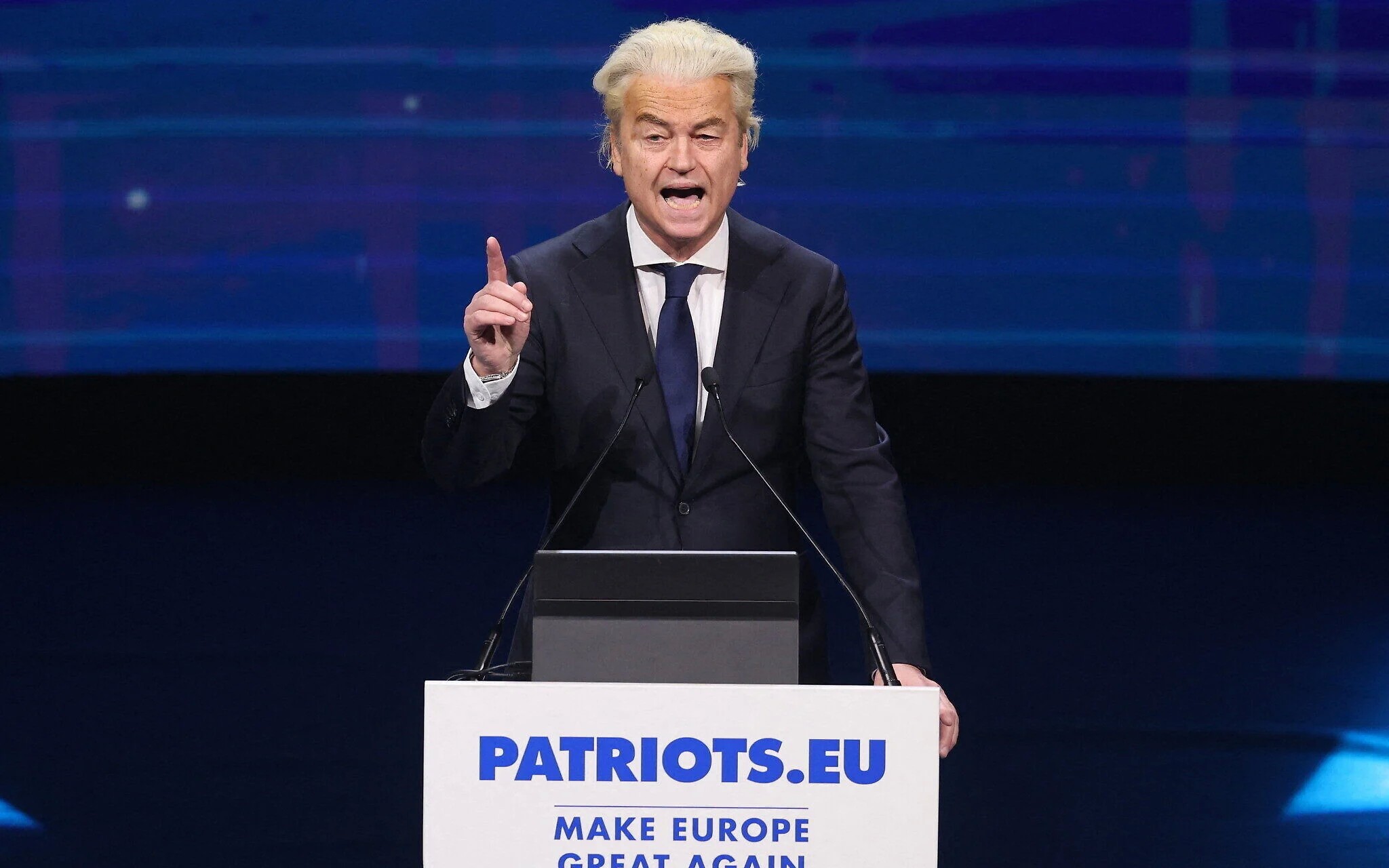 Hollanda'da aşırı sağcı PVV koalisyondan çekildi 1 Hollanda’da aşırı sağcı Özgürlük Partisi lideri Geert Wilders, koalisyon hükümetinden çekildiklerini açıkladı.