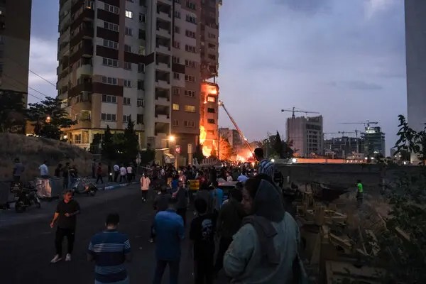 İsrail ve İran karşılıklı saldırılarla Ortadoğu’yu ateşe verdi 1 İsrail’in İran’daki nükleer tesislere saldırısıyla başlayan kriz, karşılıklı füze ve İHA saldırılarına dönüştü.