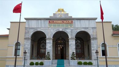 İstanbul Valiliği; iç ilçede görevden uzaklaştırılan belediye başkanlarının yerine başkan vekillerinin belirleneceğini açıkladı.