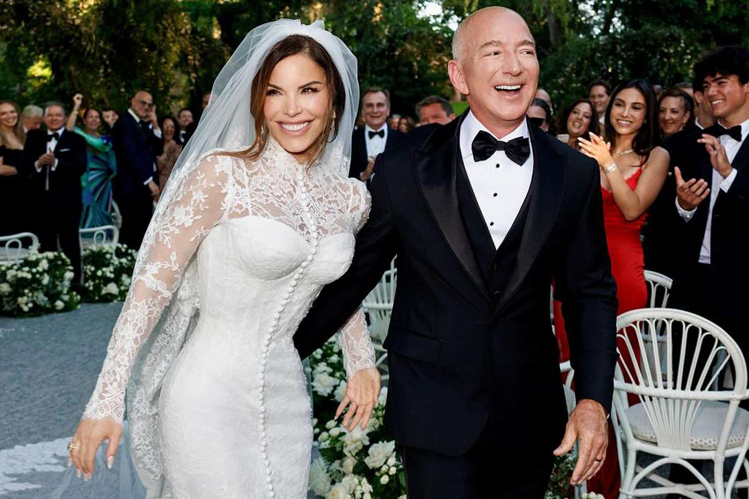 Jeff Bezos ile Lauren Sanchez Venedik'te evlendi 1 Amazon’un kurucusu Jeff Bezos ile gazeteci Lauren Sanchez, Venedik’te üç gün süren görkemli bir düğünle evlendi.