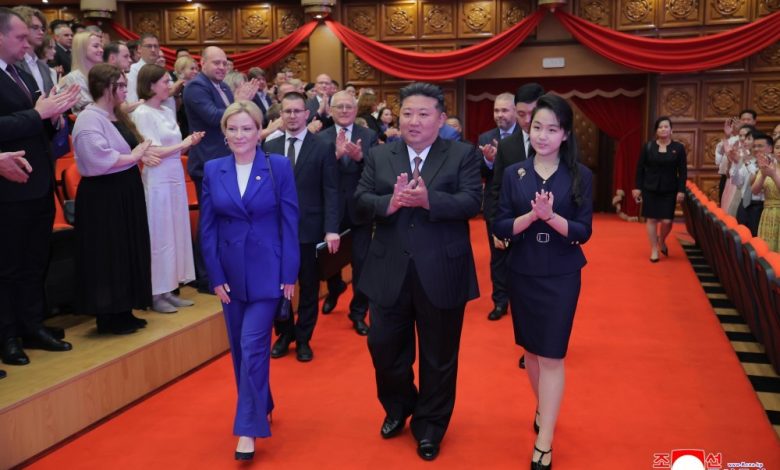 Rusya Kültür Bakanı Olga Lyubimova, Kuzey Kore lideri Kim Jong-un ile Pyongyang’da bir araya geldi.