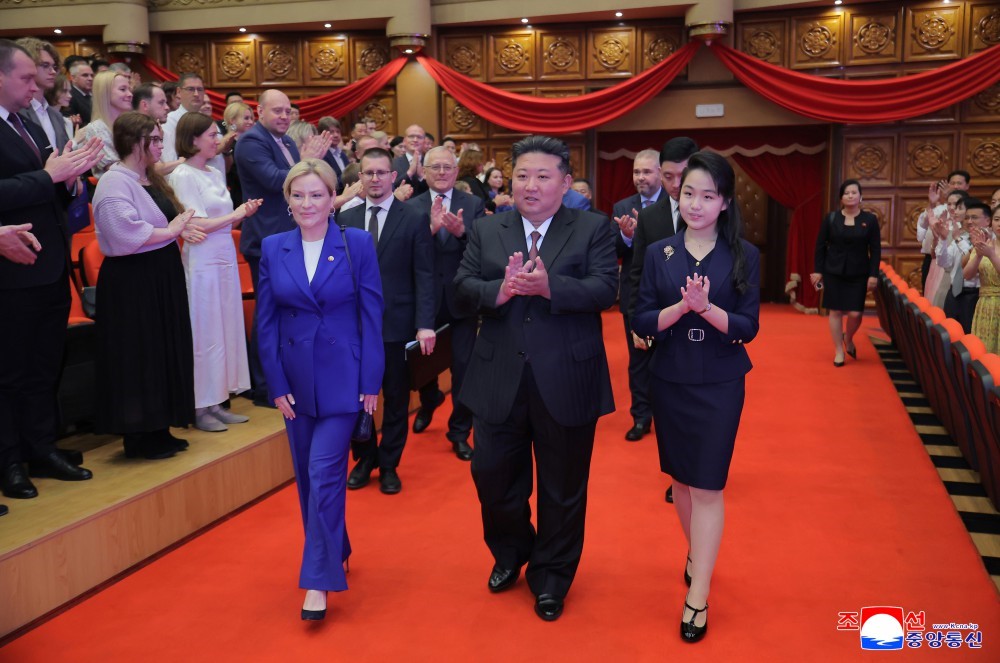Rusya Kültür Bakanı Olga Lyubimova, Kuzey Kore lideri Kim Jong-un ile Pyongyang’da bir araya geldi.