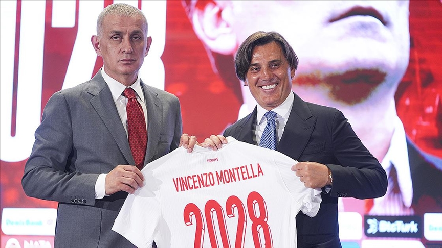 Vincenzo Montella ile iki yıl daha 1 A Milli Futbol Takımı Teknik Direktörü Vincenzo Montella'nın sözleşmesi 2 yıl uzatıldı
