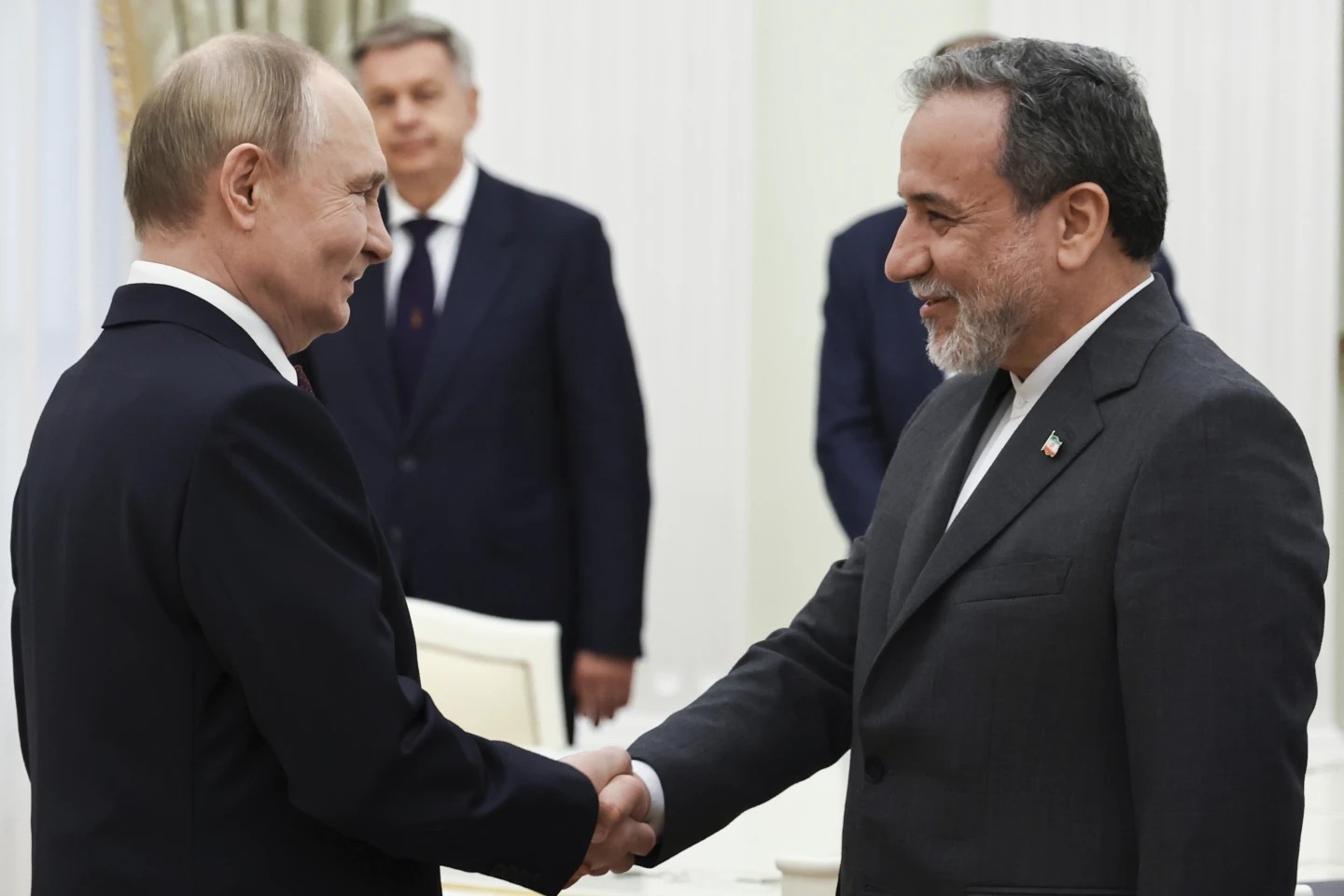 Moskova’nın İran’a verdiği destek sözde mi kaldı? 1 İsrail-İran savaşında ABD’nin sahaya inmesiyle gözler Moskova’ya çevrilmişti. Ancak Kremlin’in “sözlü kınama” dışında somut bir adım atmadı