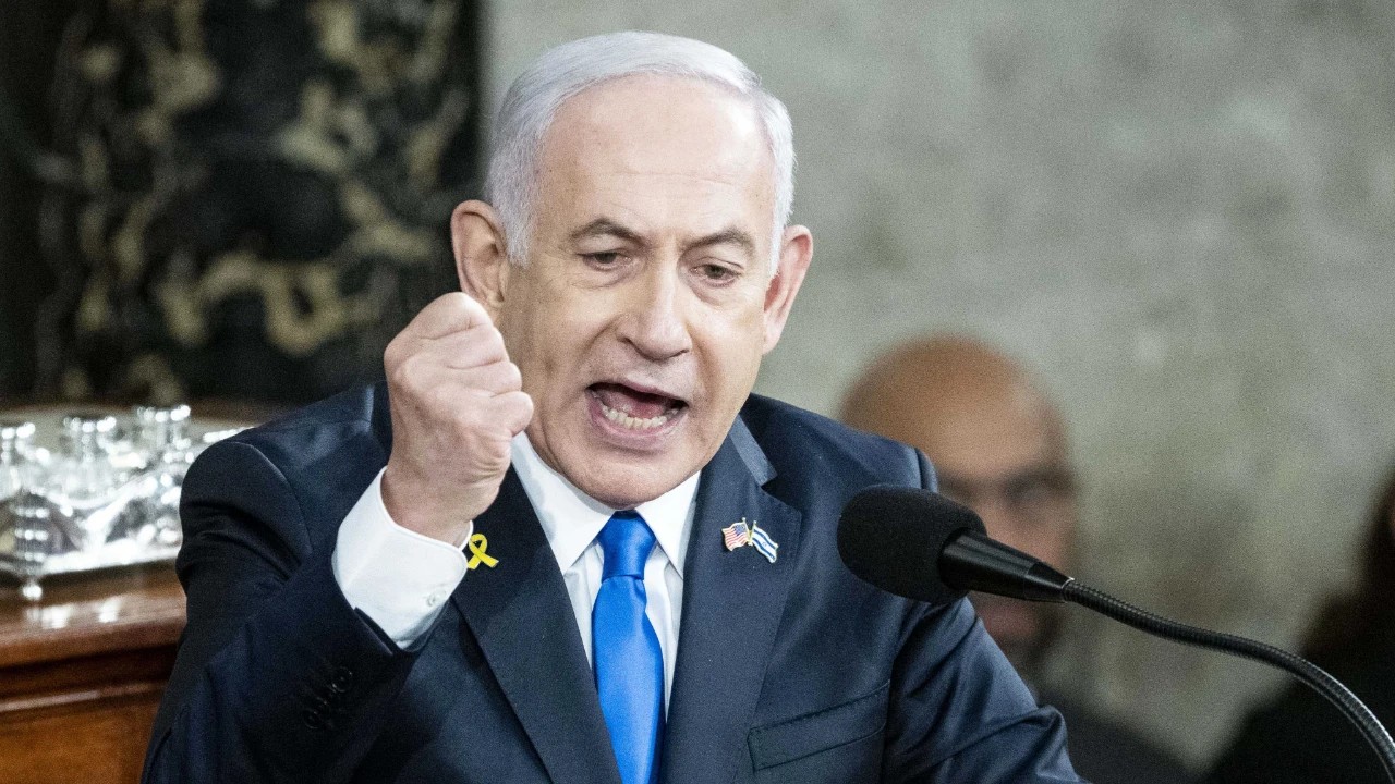 Netanyahu’dan tehdit dolu açıklamalar 1 Binyamin Netanyahu, İran’a yönelik yürütülen saldırılarda nükleer tesislerin, füze üretim merkezlerinin ve askeri altyapıların hedef alındığını açıkladı.