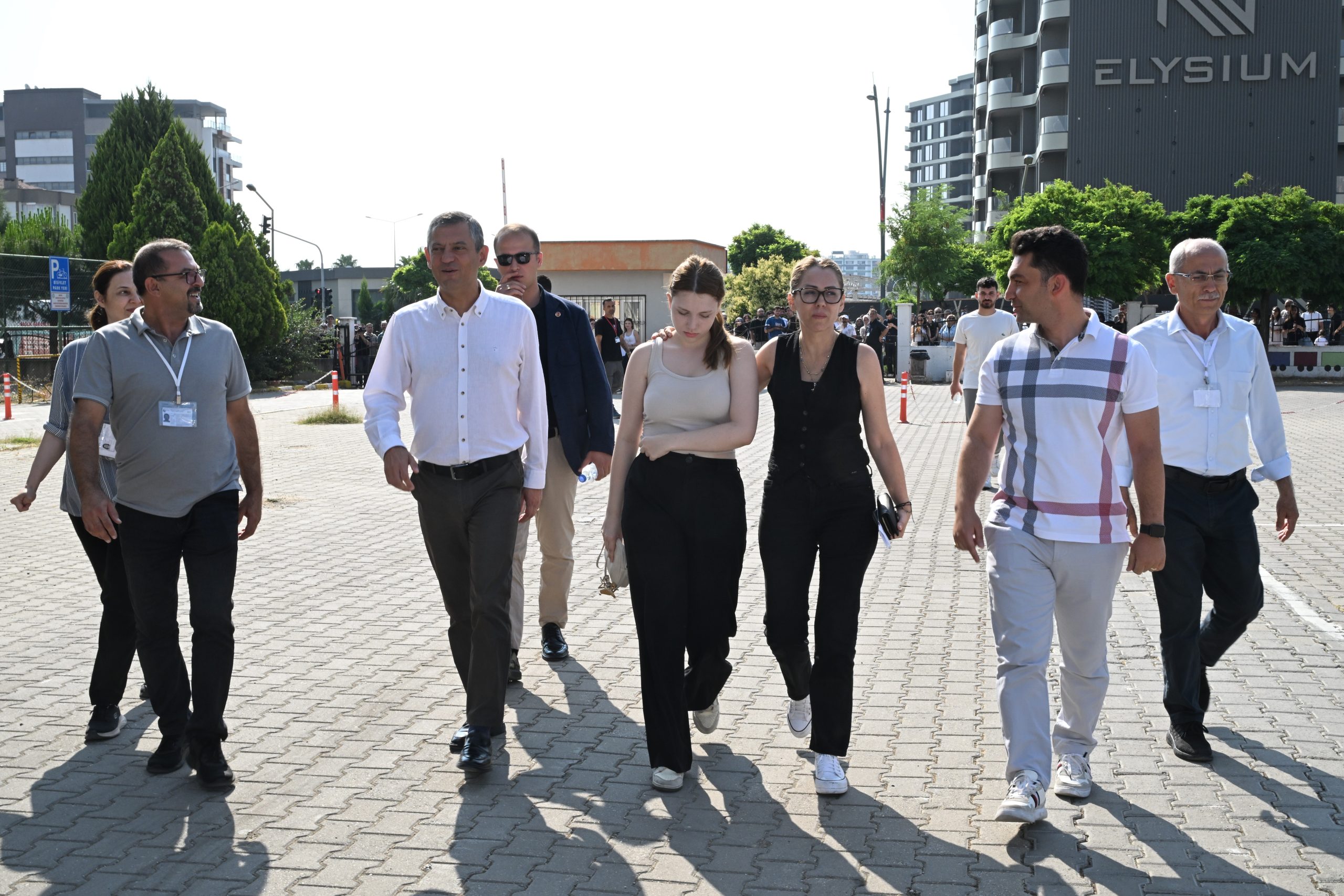 Ferdi Zeyrek’in kızı Nehir Zeyrek, YKS'nin ilk oturumuna girerken yanında annesi Nurcan Zeyrek ve CHP Genel Başkanı Özgür Özel vardı.