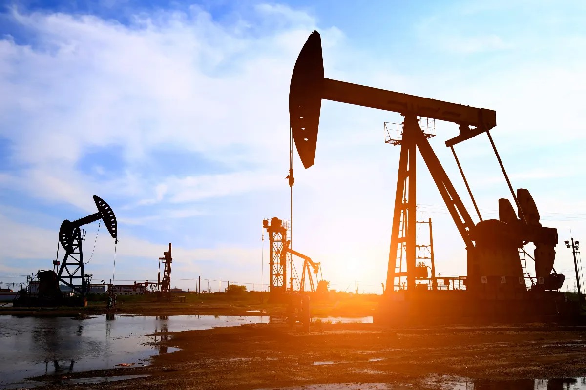 Petrol fiyatları Trump’ın ateşkes açıklaması sonrası sert düştü 1 . Petrol vadeli kontratlarında sert düşüş yaşanırken, yatırımcıların arz güvenliğine dair kaygılarında da belirgin azalma gözlendi.