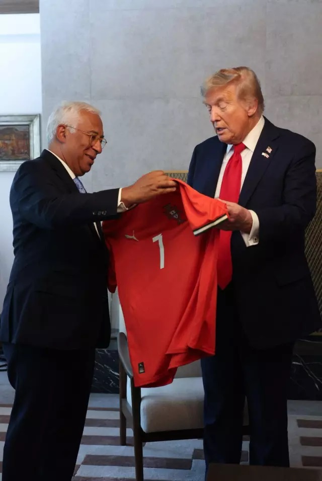 Ronaldo'dan Trump'a 'Barış' mesajlı forma 1 ronaldo trump baris mesajli forma