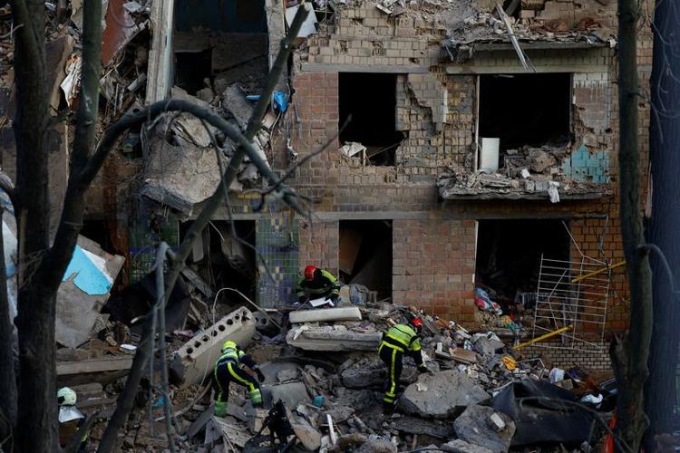 Rusya’dan gece yarısı Kyiv’e hava saldırısı 1 Rusya'dan Ukrayna'ya saldırı. Ukrayna’nın başkenti Kyiv, gece boyunca düzenlenen Rus füze ve drone saldırılarıyla sarsıldı.
