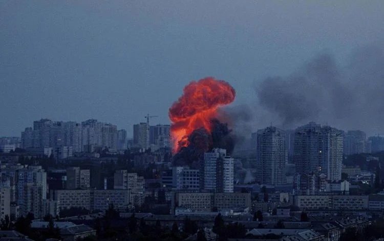 Rusya’nın gece boyunca başkent Kiev’e düzenlediği insansız hava aracı ve füze saldırılarında en az 4 kişi yaşamını yitirdi, 20 kişi yaralandı.