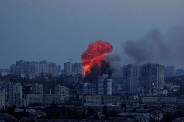 Rusya’nın gece boyunca başkent Kiev’e düzenlediği insansız hava aracı ve füze saldırılarında en az 4 kişi yaşamını yitirdi, 20 kişi yaralandı.