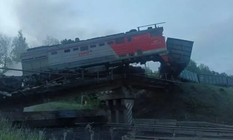Rusya’da yolcu dolu bir trenin üzerine karayolu köprüsünün çökmesiyle facia yaşandı. Olayda en az 7 kişi hayatını kaybetti, 47 kişi yaralandı.