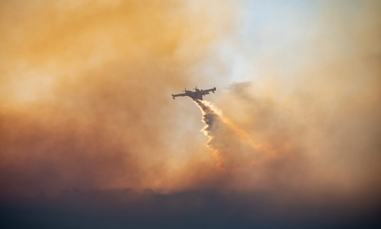 Yunanistan’ın Sakız Adası’nda pazar günü başlayan 5 ayrı orman yangını kontrol altına alınamıyor.