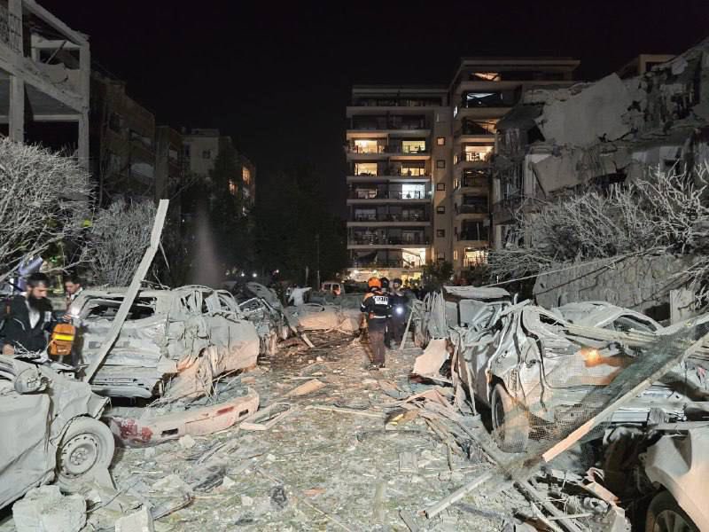 İran'dan İsrail'e sert yanıt 1 İsrail'in ikinci saldırısını karşılayan İran, Tel Aviv'i yüzlerce balistik füze ile vurdu. İsrail'in başkentinde, yoğun hasar meydana gelirken en az iki kişi hayatını kaybetti