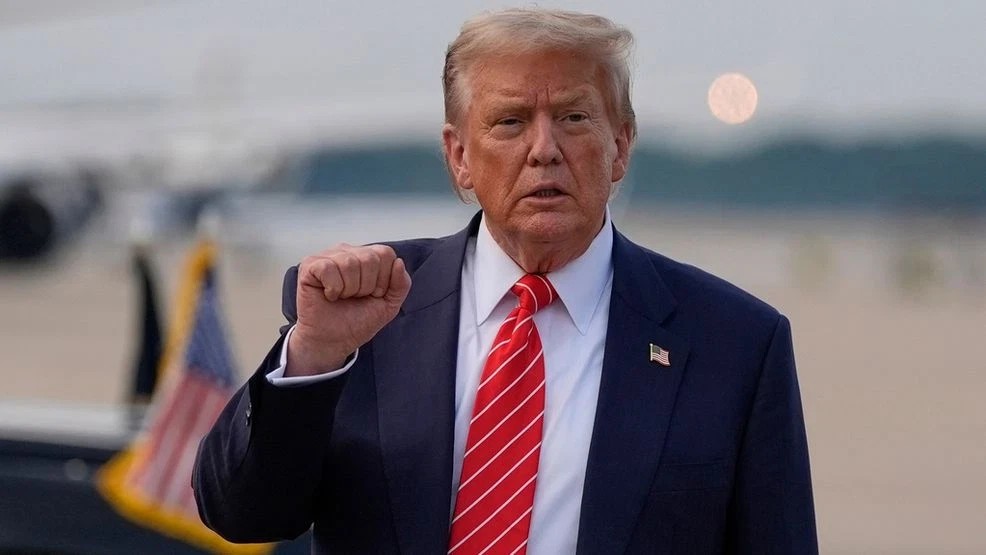 Trump'ın ekonomi paketi Senato'da ilk engeli aştı 1 Donald Trump’ın vergi indirimleri, harcama kesintileri ve kitlesel sınır dışı bütçesini içeren yasa tasarısı, Senato’da ilk oylamayı geçti.