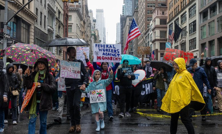 Başkan Donald Trump’ın ikinci döneminde yetkilerini aşmakla suçlandığı "No Kings" hareketi, ülke genelinde protesto gösterileri düzenledi.