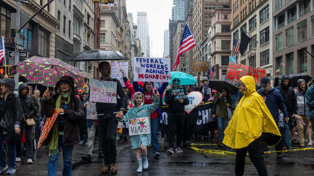 Trump’ın askeri geçit törenine karşı ABD genelinde ‘No Kings’ protestoları 1 Başkan Donald Trump’ın ikinci döneminde yetkilerini aşmakla suçlandığı "No Kings" hareketi, ülke genelinde protesto gösterileri düzenledi.