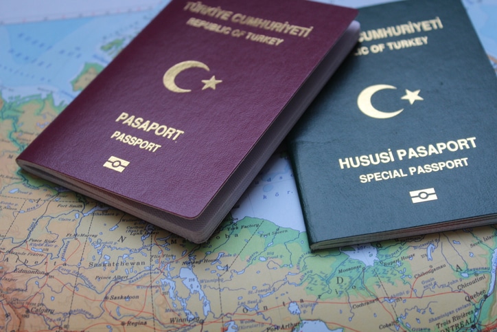 Yalçındağ: Vize sorunu artık utanç verici bir bariyer 1 DEİK Avrupa İş Konseyleri Başkanı Mehmet Ali Yalçındağ, iş dünyasının vize sorunu yaşamaya devam etmesi hakkında açıklamalarda bulundu.