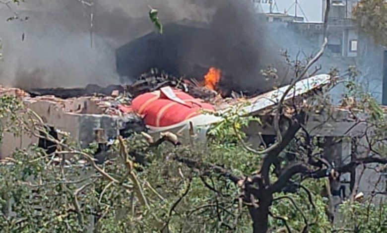 Hindistan'da Londra'ya gitmek üzere havalanan yolcu uçağı kalkıştan kısa süre sonra düştü. Uçakta 200'ün üzerinde yolcu bulunuyordu