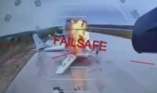 Ukrayna, kamyonlarla gizlice ülkeye sokulan ve uzaktan yönetilen drone’larla Rus askeri üslerini hedef aldı.