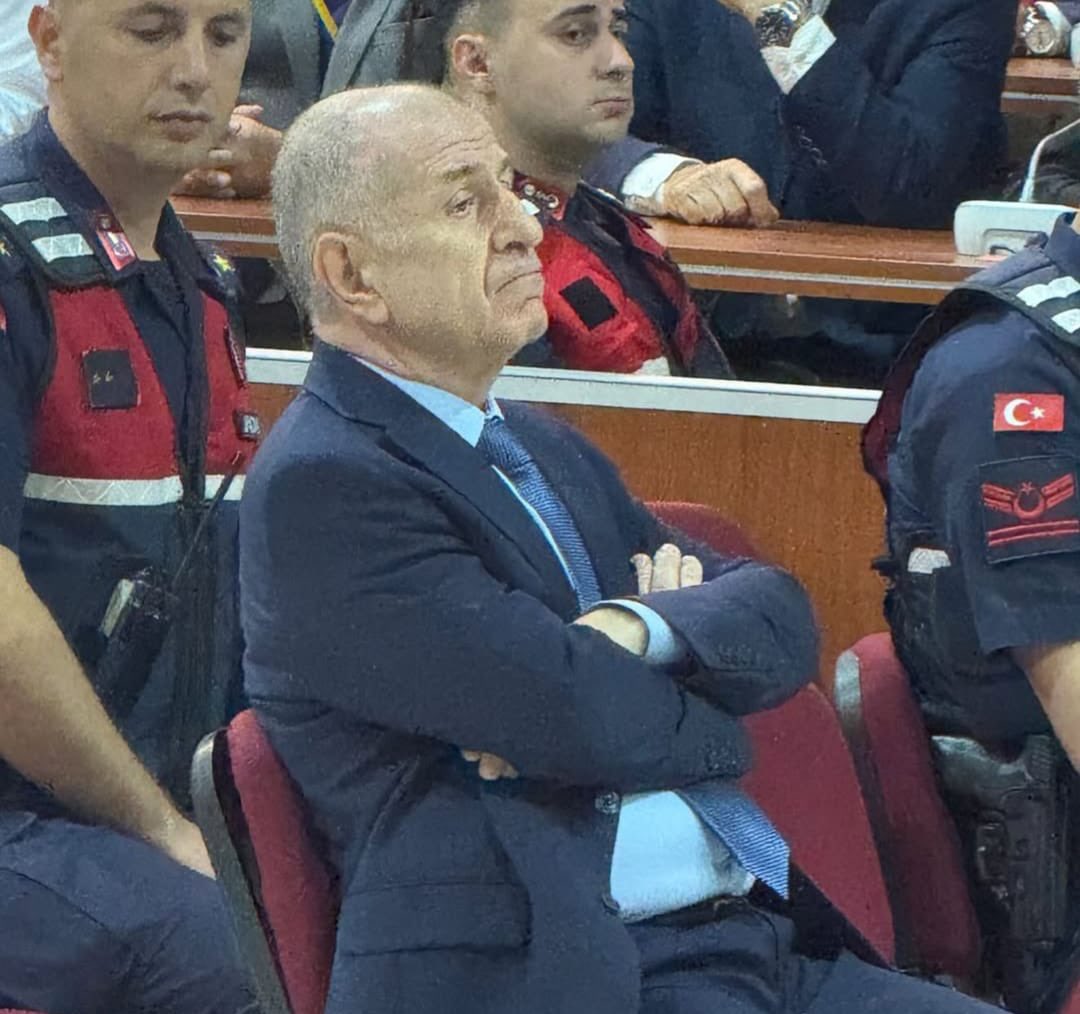 Zafer Partisi Genel Başkanı Ümit Özdağ, "halkı kin ve düşmanlığa alenen tahrik etme" suçlamasıyla tutuklu bulunduğu davanın ikinci duruşmasında çıkan kararla tahliye edildi