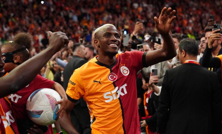 Geçen sezon Galatasaray'da 37 golle dikkat çeken Victor Osimhen için sarı-kırmızılılar başta olmak üzere sekiz kulüp savaşıyor