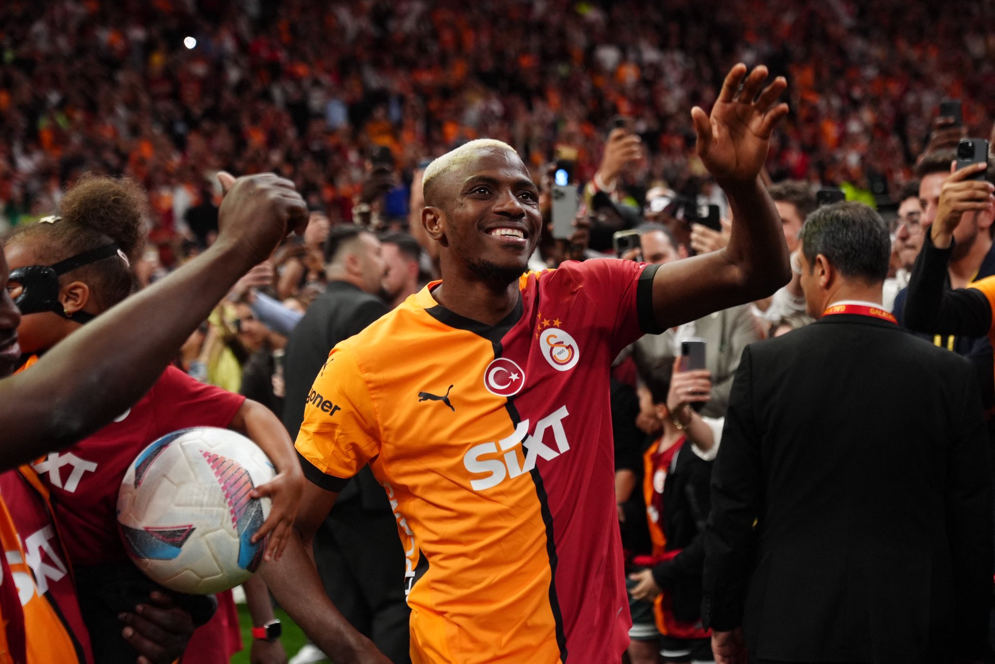 Victor Osimhen'e sekiz talip birden 1 Geçen sezon Galatasaray'da 37 golle dikkat çeken Victor Osimhen için sarı-kırmızılılar başta olmak üzere sekiz kulüp savaşıyor