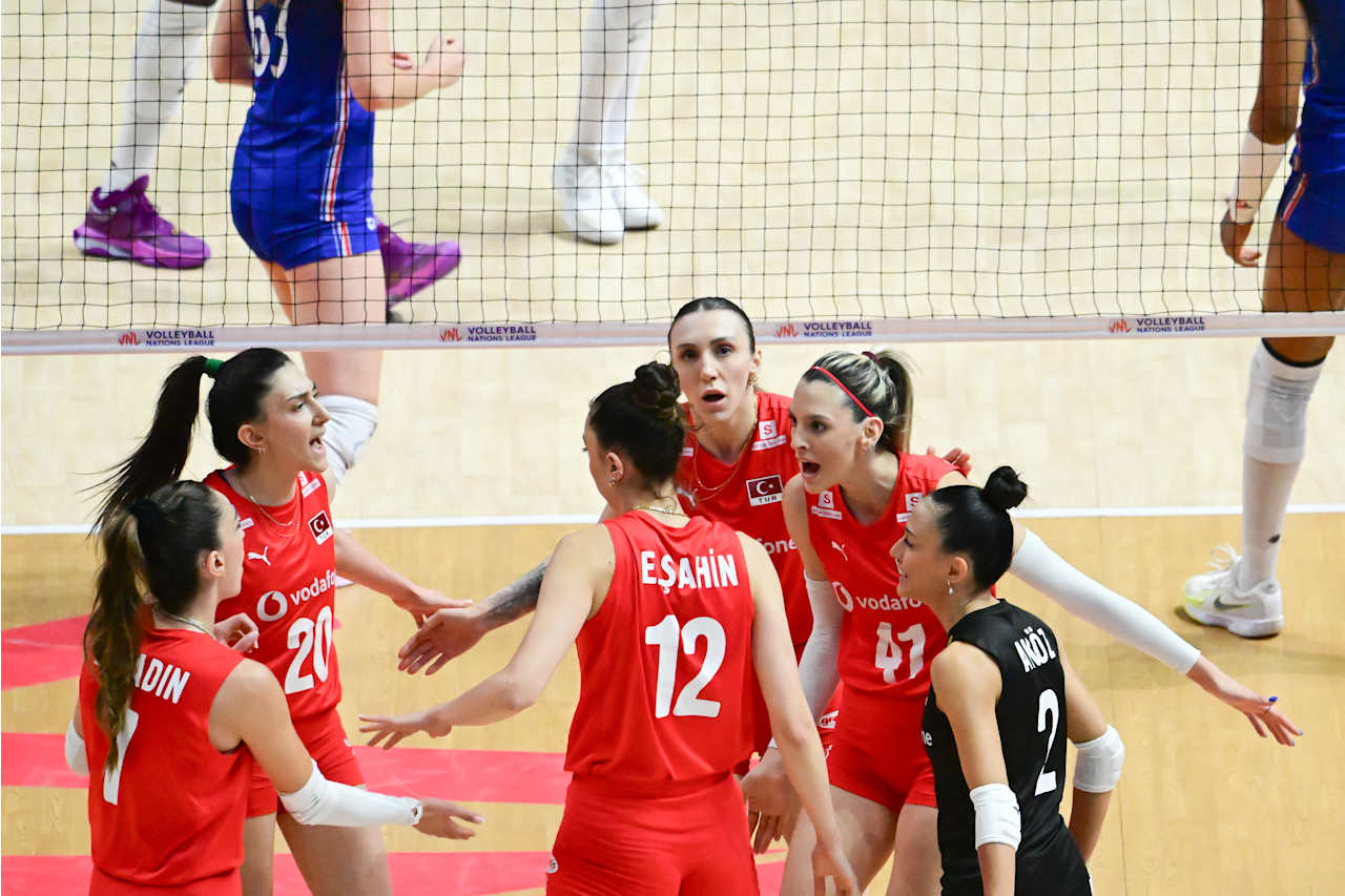 Filenin Sultanları, Fransa'yı ezdi geçti 1 A Milli Kadın Voleybol Takımımız, 2025 Voleybol Milletler Ligi'nin açılış maçında Fransa'yı 3-1 mağlup etti