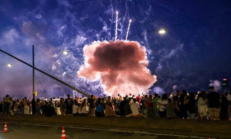 Almanya’da havai fişek faciası: 19 yaralı 17 Almanya’nın Düsseldorf kentinde düzenlenen Rheinkirmes şenliğinde havai fişek gösterisi felakete dönüştü.