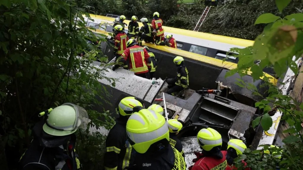 Almanya’da yolcu treni raydan çıktı 1 Almanya’nın güneybatısındaki Riedlingen yakınlarında bir yolcu treninin raydan çıkması sonucu çok sayıda kişi hayatını kaybetti.