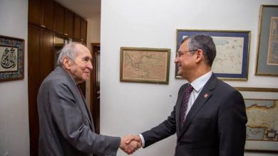 Cumhuriyet Halk Partisi'nin (CHP) eski genel başkanlarından Altan Öymen 93 yaşında tedavi gördüğü hastanede hayatını kaybetti