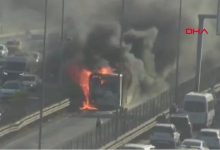 Metrobüs hattında, Bakırköy İncirli durağı Edirne yönünde park halindeki boş bir metrobüsün motor kısmında yangın çıktı.