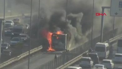 Metrobüs hattında, Bakırköy İncirli durağı Edirne yönünde park halindeki boş bir metrobüsün motor kısmında yangın çıktı.