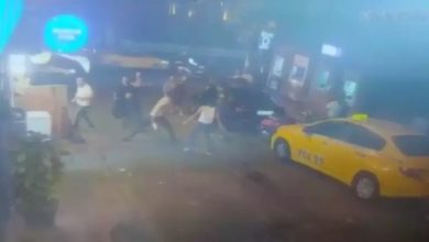 İstanbul Beyoğlu’nda “laf atma” meselesi nedeniyle çıkan tartışma bıçaklı kavgaya dönüştü. Sırtından bıçaklanan 42 yaşındaki Umut Ö. ağır yaralandı.