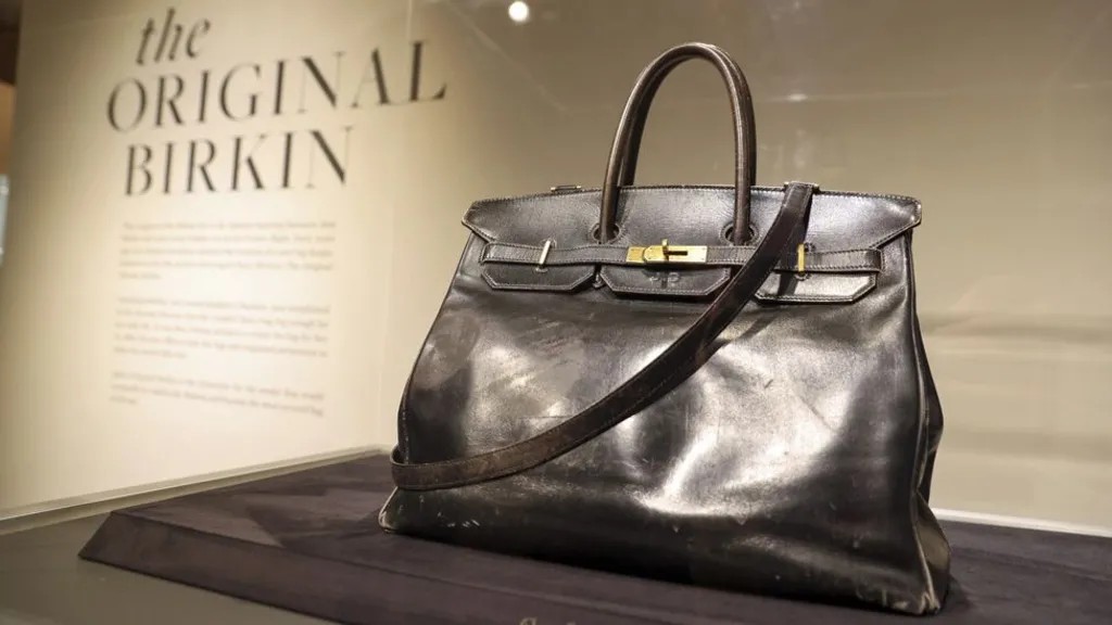 Moda tarihinin efsanesi: İlk Birkin çantası 10.1 milyon dolara satıldı! 1 1985 yılında Jane Birkin için özel olarak tasarlanan ilk Birkin çantası, Paris'teki Sotheby's müzayedesinde 10.1 milyon dolara alıcı buldu.